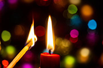 Rote Kerze anzünden Feuer Streichholz Bokeh Brandgefahr Advent Highres weihnachtsstimmung...