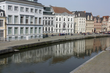 Fototapeta na wymiar Canal traversant la ville de Gand, Belgique