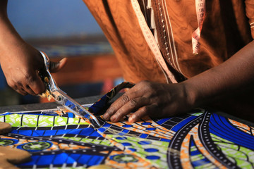 Atelier de formation de couture. Lomé. Togo. / Sewing training workshop. Lome. Togo. - obrazy, fototapety, plakaty