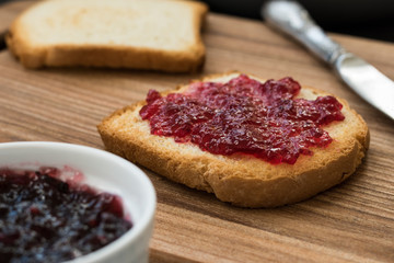 Crunchy hot toasts with jam