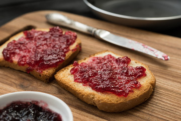 Crunchy hot toasts with jam
