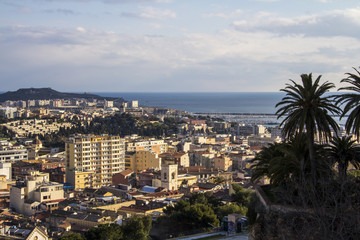 Fototapeta na wymiar Cagliari: panorama cittadino, sullo sfondo si vede il mare del Golfo di Cagliari - Sardegna
