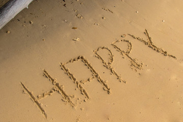 Happy - in Sand geschrieben