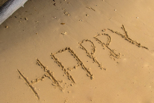 Happy - in Sand geschrieben