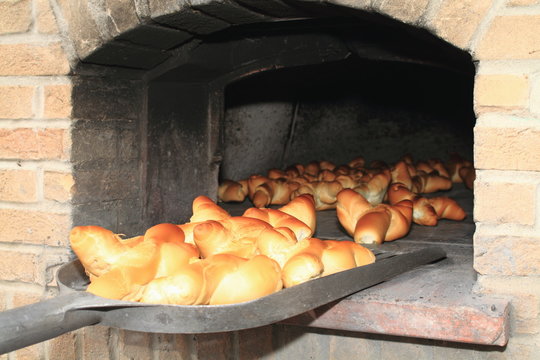 infornare il pane nel forno a legna per la cottura