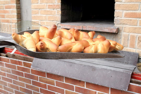 cottura pane nel forno a legna