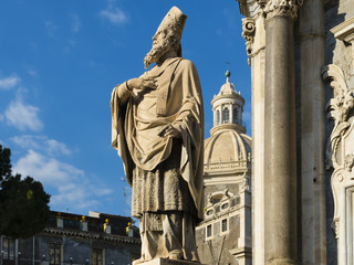 Figur von Grasso Scolpiva vor dem Dom St. Agata, Piazza del Doumo, Catania, Provinz Catania, Sizilien, Italien, Europa