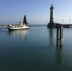 Im Lindauer Hafen / Historischer Bodenseedampfer an der Lindauer Hafeneinfahrt