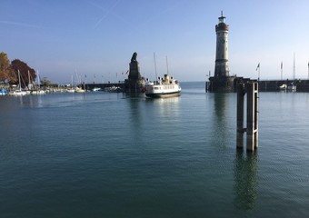 Fototapeta na wymiar Blick aus dem Lindauer Hafen / Historischer Bodenseedampfer passiert die Lindauer Hafeneinfahrt