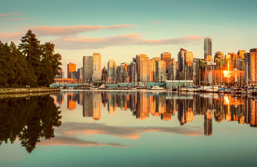 Fototapeta premium Vancouver skyline with Stanley Park at sunset, British Columbia, Canada