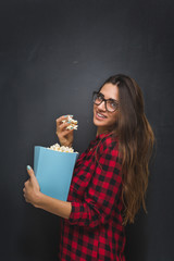 Naklejka premium Woman eating popcorn