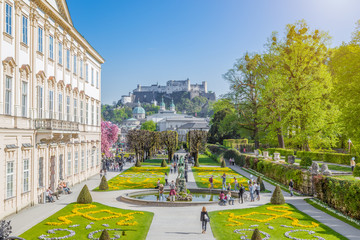 Naklejka premium Ogrody Mirabell z twierdzą Hohensalzburg w Salzburgu w Austrii