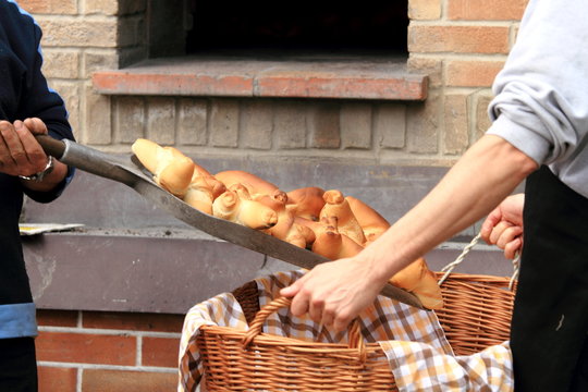 cottura pane nel forno a legna