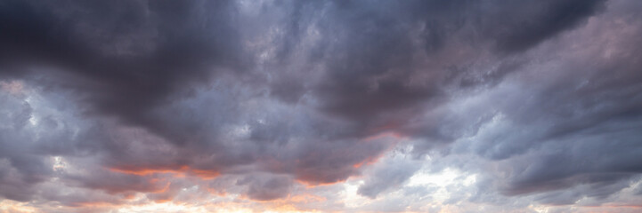 Dramatische Wolken über dem Schwarzwald, Baden-Württemberg, Deutschland