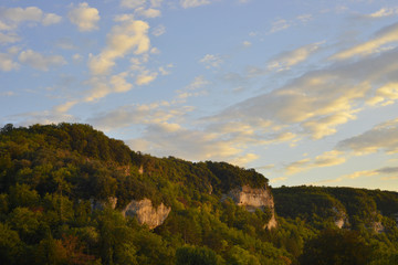 Fototapeta na wymiar Lueur d'or au soleil couchant sur les collines du Périgord aux Eyzies (24620), département de Dordogne en région Nouvelle-Aquitaine, France 