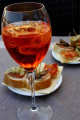 Aperol Spritz mit Apéro Gebäck
