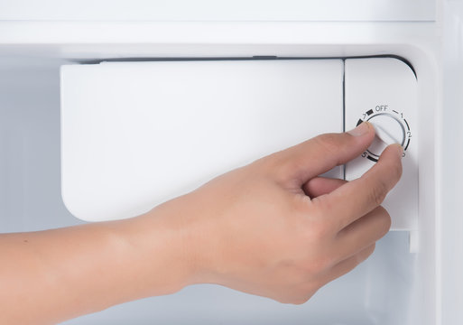 Hand rotate temperature adjuster of refrigerator