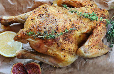 Жареная курица с чабрецом и приправами.
