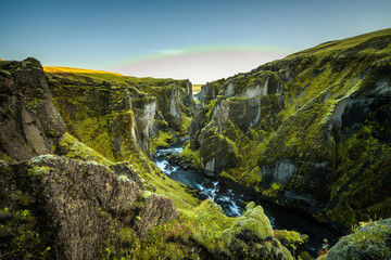 Fjadrargljufur-canyon en rivier in het zuidoosten van IJsland