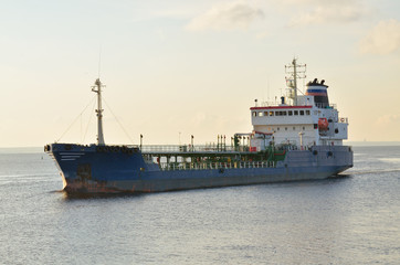 Obraz premium ship sails on the sea.