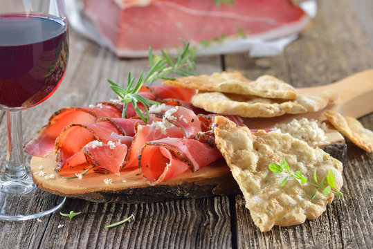 S&uuml;dtiroler Speck mit frischem Meerrettich, Sch&uuml;ttelbrot und regionalem Rotwein - South Tyrolean bacon with fresh horseradish, crispy flatbread and local red wine
