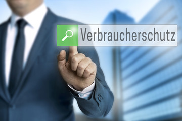 Verbraucherschutz browser wird von geschäftsmann bedient Hinter