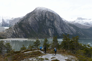 Fototapeta na wymiar Tourists at the Pia glacier.
