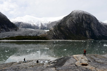 Fototapeta na wymiar Tourists at the Pia glacier.