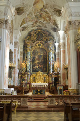 Fototapeta na wymiar Klosterkirche Metten, Langhaus mit Altar