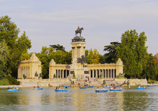 Spain, Madrid, View of the Alfonso XII Monument and Lake in Parque del Retiro.