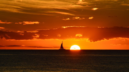 Catamaran sur coucher de soleil