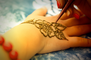 process of drawing henna on hand, mehndi apply the filter