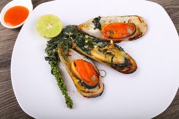 Baked mussels with spinach