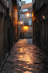 Strasse in der Dämmerung mit Strassenlampe