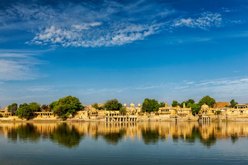 Fototapeta na wymiar Indian landmark Gadi Sagar in Rajasthan