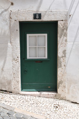 Fototapeta na wymiar Grüne Haustüre in Lissabon mit Hausnummer 8