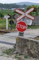 Bahnübergang mit Stoppschild