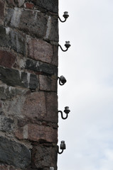 Isolatoren ohne Kabel an Hausmauer in Helsinki