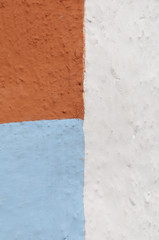 Hauswand mit drei Farben (weiss, blau, ocker)