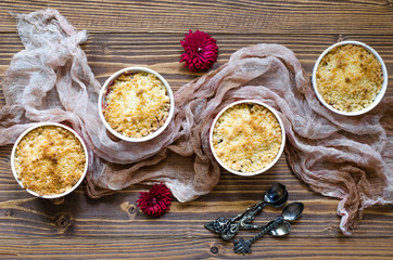 Crumble with pears and plums in small tins