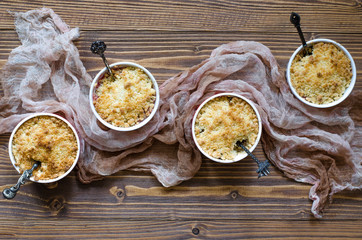 Crumble with pears and plums in small tins