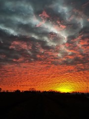 Obraz premium piękny zachód słońca pomarańczowe niebo