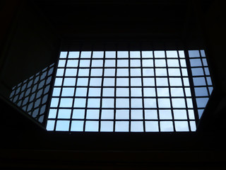 Fenster mit Gitter vor blauem Himmel