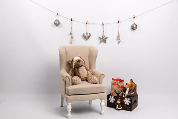Decoración navideña con sillón infantil sobre fondo blanco.