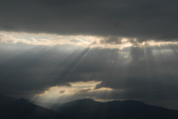 Sonne bricht durch die Wolken
