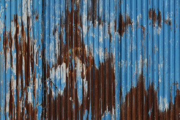 Rostige Metallwand mit blauer Farbe
