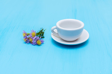 Fototapeta na wymiar Миниатюрная чашка с кофе и двумя конфетами на столе