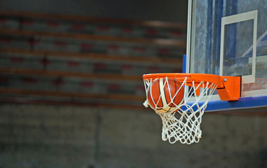 basketball while enters in the basket