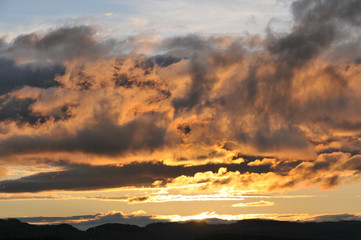 Obraz premium Abendrot mit Wolken und Sonne