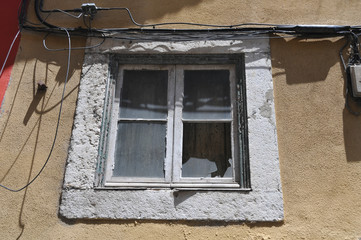 Fenster mit zerschlagenem Glas in Lissabon